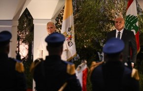 وسط استقبال حاشد.. بابا الفاتيكان يصل إلى بيروت