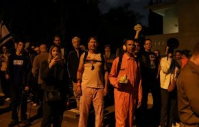 مظاهرات أمام منزل رئيس الكيان الاسرائيلي: لا لبراءة نتنياهو