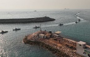 حرس الثورة الاسلامية يحذر السفن الأمريكية خلال مناورات بالخليج الفارسي
