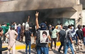 تظاهرات علیه حمله آمریکا به ایران در کراچی پاکستان؛ یورش معترضان به سرکنسولگری آمریکا