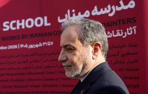 عراقجي: مدرسة ميناب وثیقة فخر لايران.. نبذل الدماء ولا نتخلى عن التراب
