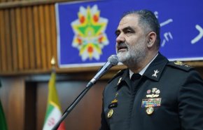 الأدميرال إيراني: البحرية الإيرانية لن تدخر جهدا في الدفاع عن ايران 