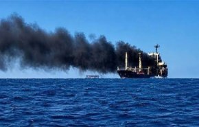 انفجار ناقلة نفط عملاقة إثر اصطدامها بلغم بحري في مضيق هرمز
