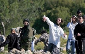 مستوطنون يهاجمون شبانا فلسطينيين بالضفة الغربية