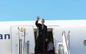 استقبال وزیر کشور الجزایر از پزشکیان، در توقفی کوتاه در فرودگاه الجزیره