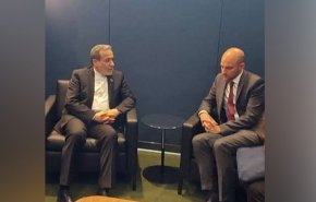 وزير الخارجية الإيراني لنظيره الفرنسي: ندافع بحزم عن مصالح ايران 