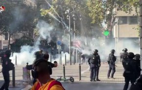 الأمن الفرنسي يعتقل العشرات من المتظاهرين ويستخدم الغاز لتفريقهم