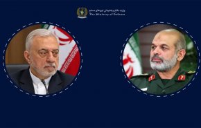 قائد حرس الثورة يهنئ وزير الدفاع الجديد ويدعو لتعزيز التنسيق الاستراتيجي