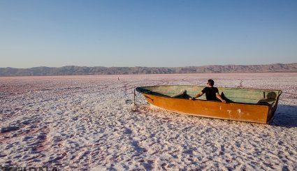 قرمز شدن ‌دریاچه مهارلو در شیراز | تصاویر