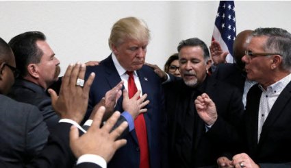 دعا خواندن ترامپ در کاخ سفید + عکس 
