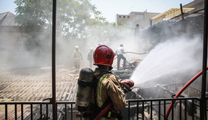 آتش سوزی در انبار کالا در میدان بهارستان/ تصاویر
