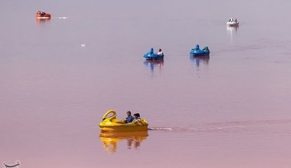 قرمز شدن رنگ آب دریاچه ارومیه
