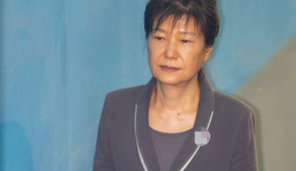 رئیس جمهور سابق کره با دستبند به دادگاه آورده شد