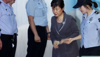 رئیس جمهور سابق کره با دستبند به دادگاه آورده شد