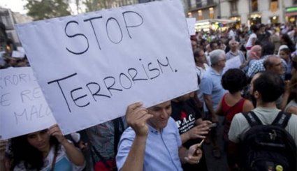 'Muslims against Terrorism': Hundreds of People Protest against Violence in Barcelona
