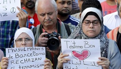 'Muslims against Terrorism': Hundreds of People Protest against Violence in Barcelona
