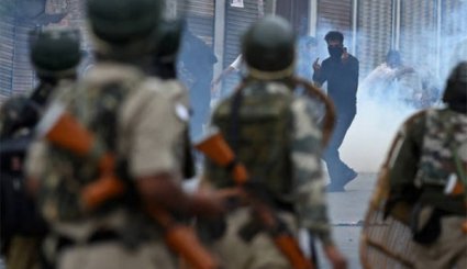Clashes Erupt between Youth, Security Forces after Eid Prayers in Kashmir
