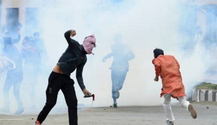 Clashes Erupt between Youth, Security Forces after Eid Prayers in Kashmir
