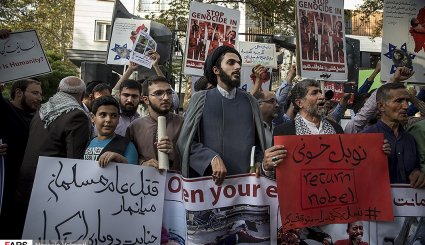 تجمع دانشگاهیان و مردم در اعتراض به کشتار مسلمانان