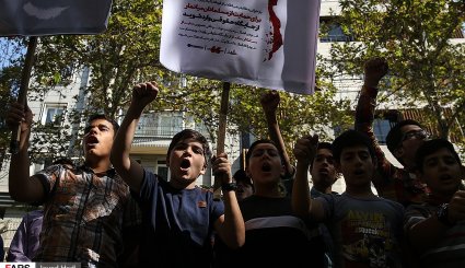 تجمع دانش آموزان مقابل سازمان ملل در اعتراض به نسل کشی کودکان میانمار