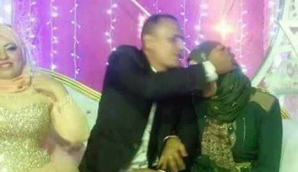 شاهد/ سيدة مصرية تحضر حفل زفاف زوجها إلى أخرى وهذا ما فعلته!