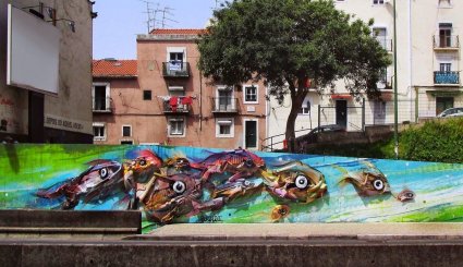 فنان الشارع البرتغالي آرتور  استخدم القمامة والتي أعاد تدويرها بشكل رائع في الشوارع من جديد