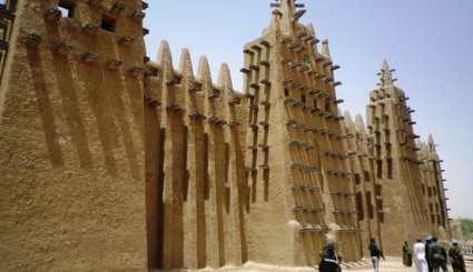 أكبر مبنى من الطوب اللبن في العالم مسجد جينيه العظيم في مالي 