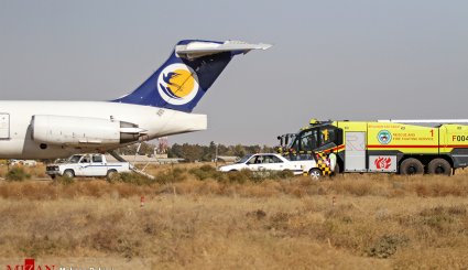 تصاویر خارج شدن هواپیما از باند فرودگاه هاشمی نژاد بر اثر ترکیدگی لاستیک
