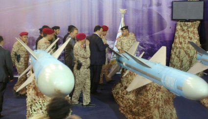 بالصور/ الجيش اليمني يعرض صاروخا جديدا محلي الصنع