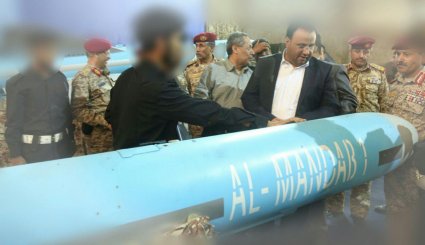 بالصور/ الجيش اليمني يعرض صاروخا جديدا محلي الصنع