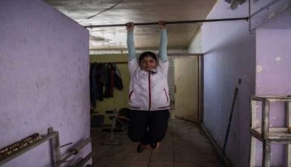 بالصور... نساء عراقيات يرفعن الأثقال بمدينة الصدر 