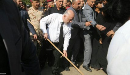 بالصور، رئيس الوزراء العراقي حيدر العبادي يشارك بتنظيف كربلاء خلال الاربعين