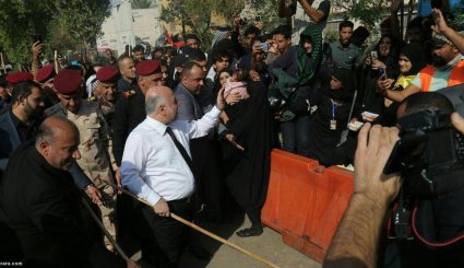 بالصور، رئيس الوزراء العراقي حيدر العبادي يشارك بتنظيف كربلاء خلال الاربعين