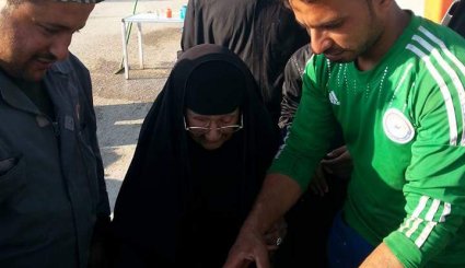 سيدة تبلغ من العمر131 عاما تقدم الطعام خدمة لزوار الامام الحسين عليه السلام