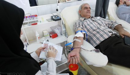 اهدای خون توسط شهروندان تهرانی برای کمک به زلزله‌زدگان