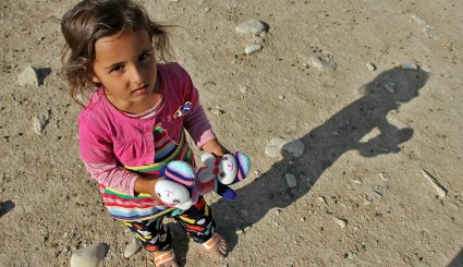 توزیع کمک های مردمی در میان زلزله زدگان کرمانشاه + تصاویر