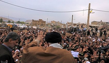 حضور رهبر انقلاب در مناطق زلزله‌زده استان کرمانشاه

