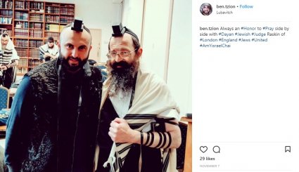 شاهد.. يهودي إسرائيلي ينشر صورا له من داخل المسجد النبوي!!