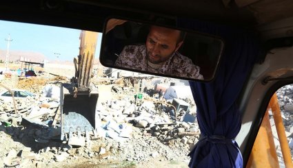 حضور مدافعان حرم در مناطق زلزله زده