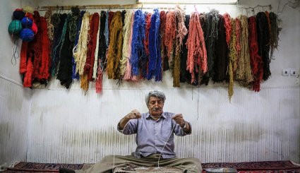سوق السجاد في مدينة همدان غربي ايران 