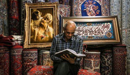 سوق السجاد في مدينة همدان غربي ايران 