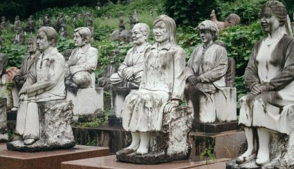 الحديقة اليابانية المهجورة و 800 تمثال يحدق في الزوار