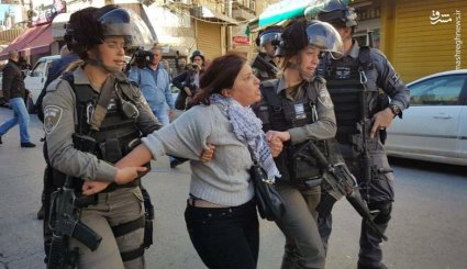 تعرض سربازان اسرائیلی به زنان فلسطینی + تصاویر