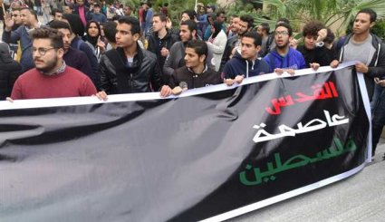 بالصور.. وقفة طلابية بالإسكندرية تنديدا بقرار ترامب بشأن القدس