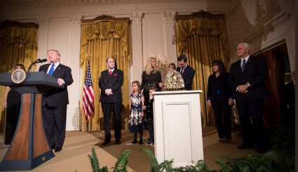 بعد قرار القدس.. ترامب يحتفل مع عائلته بعيد يهودي(صور)