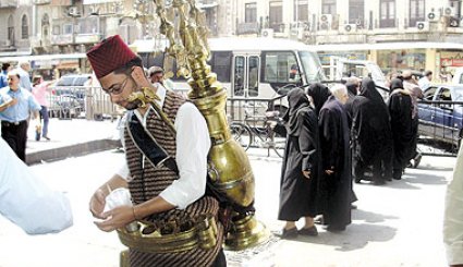 بائع مشروب التمر هندي هو احد معالم اسواق دمشق القديمة