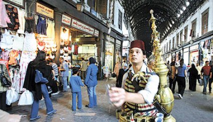 بائع مشروب التمر هندي هو احد معالم اسواق دمشق القديمة