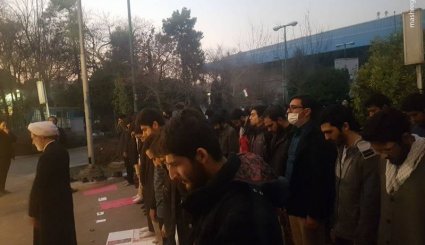اقامه نماز جماعت در دانشگاه‌ تهران