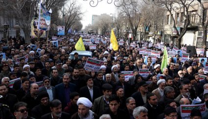 بالفيديو والصور .. محافظات ايران تنتفض: لا للشغب