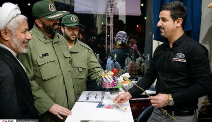 اهدای گل توسط نیروهای نظامی به کسبه خیابان ولیعصر(عج) گرگان
